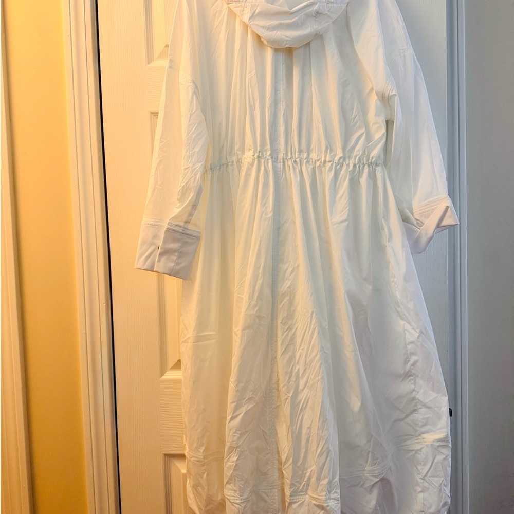 ATHLETA long, lightweight, white hooded windbreaker rain jacket. Elastic waist. - Picture 2 of 10